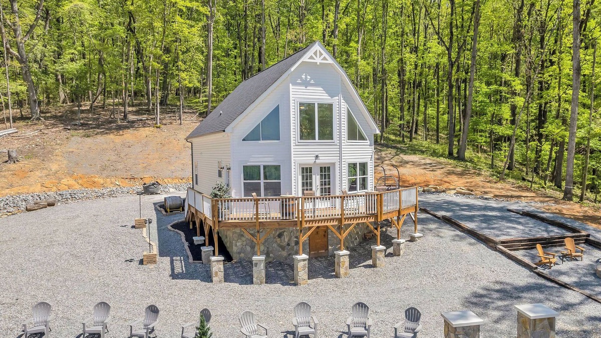 Arlington House | Cottage on a Private Vineyard with Scenic Views and Hot Tub