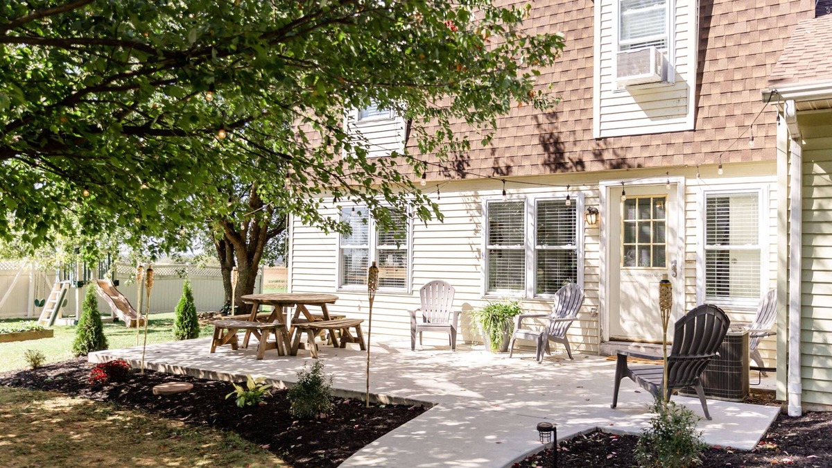 Leola Apartment | Cottage on Center Square/Next To One-Room Amish Schoolhouse