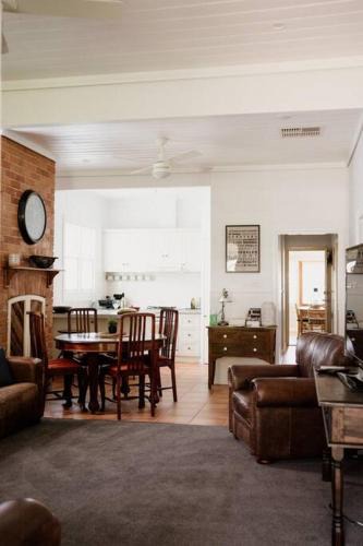 Wangaratta House | Cottage on Gray - Wangaratta