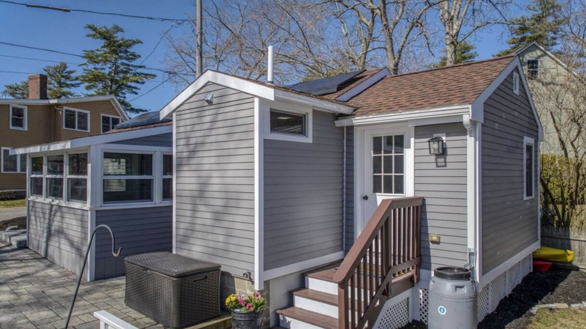 Amesbury Cottage | Cottage on Lake Attitash with AC, WiFi, parking - 2 guests max