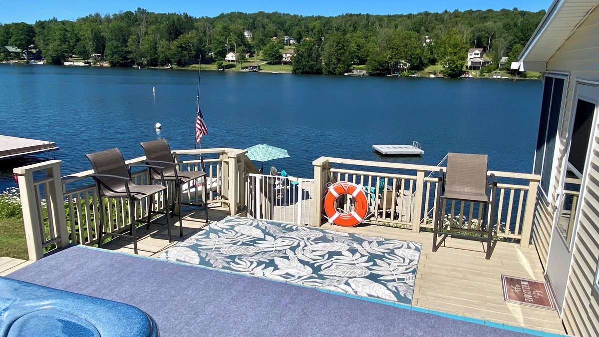 Brackney Cottage | Cottage on Laurel Lake with Garage Loft that sleeps up to 15