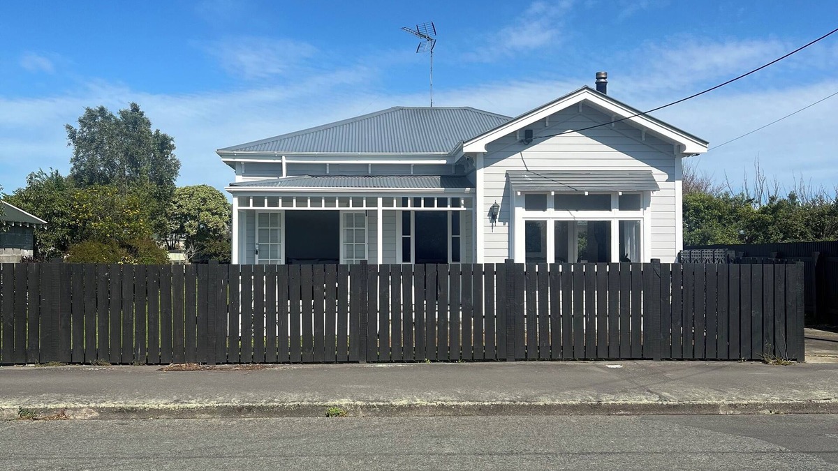 Martinborough Cottage | Cottage on Strasbourge: 2-minute walk to Martinborough Square, bikes