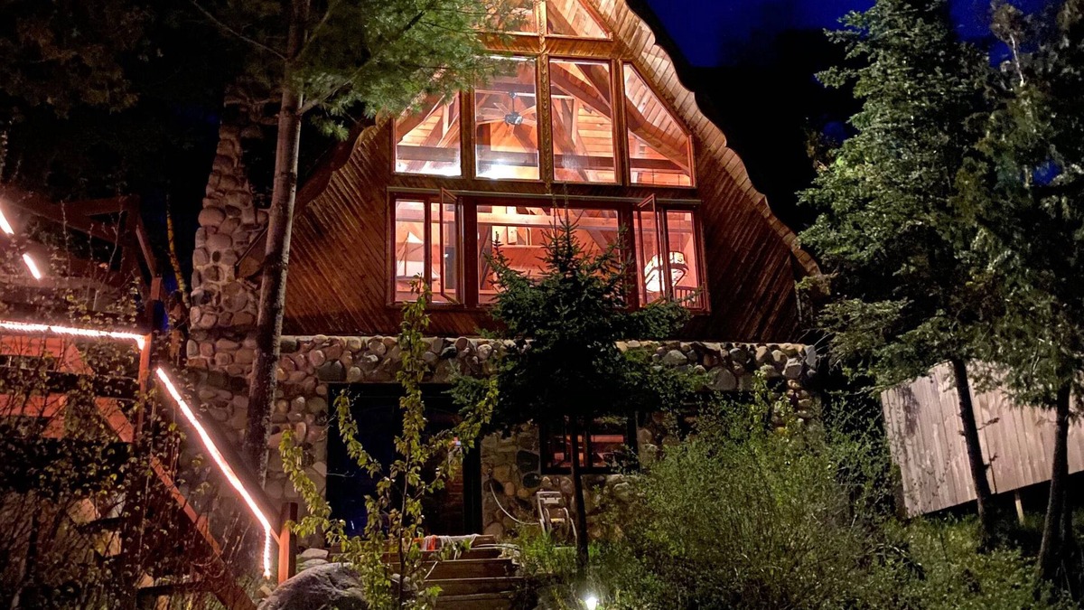Harbor Springs Cottage | Cottage on the beach