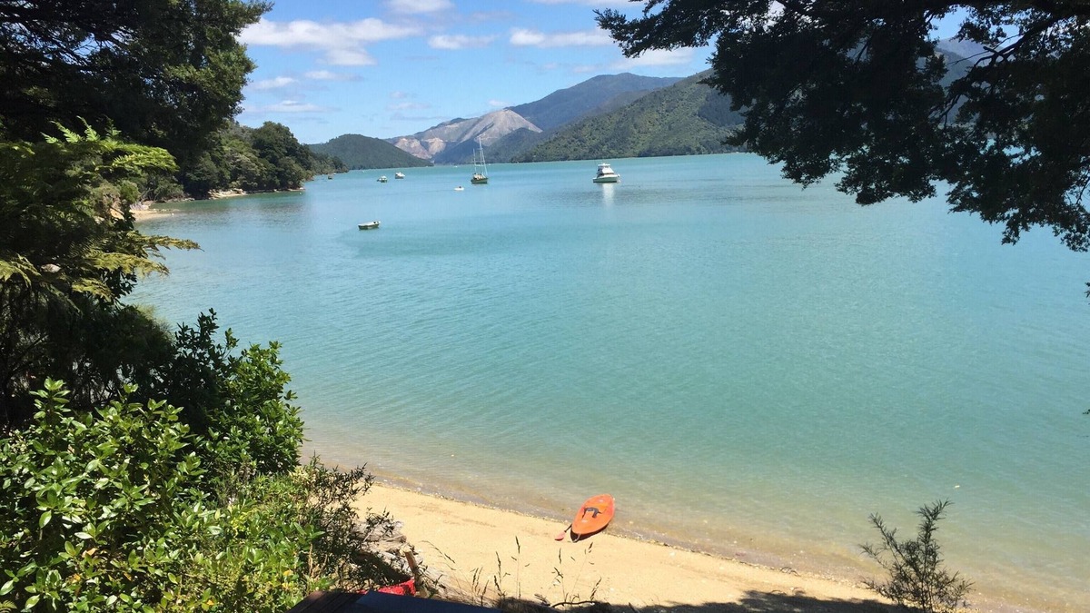 Moetapu Bay Cottage | Cottage on The Beach - Moetapu Bay Bach