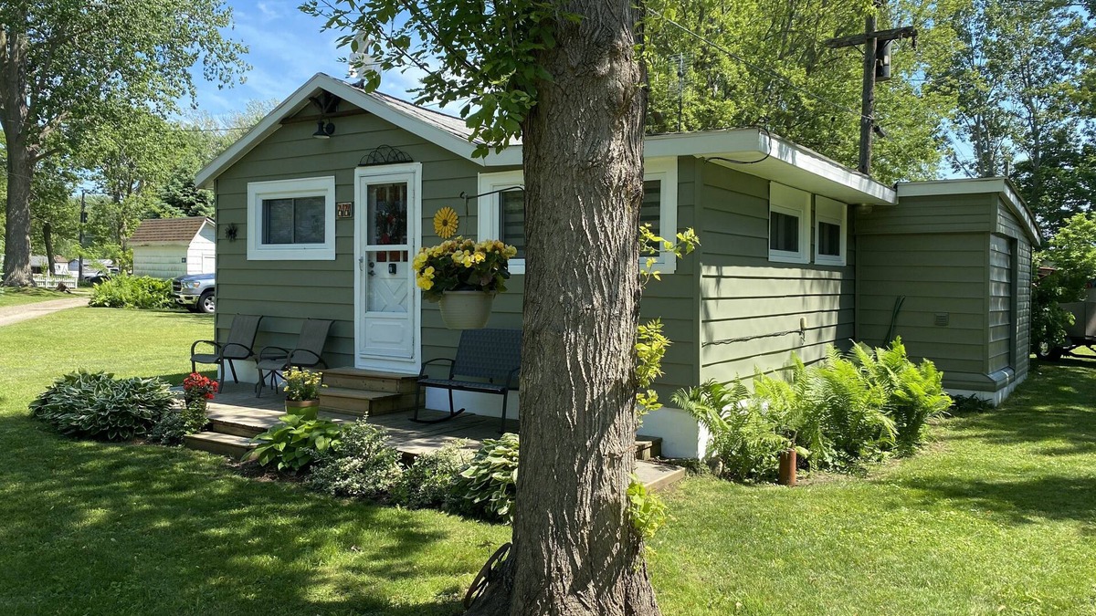 Colchester Cottage | Cottage On The Bluffs (Olive’s Place)