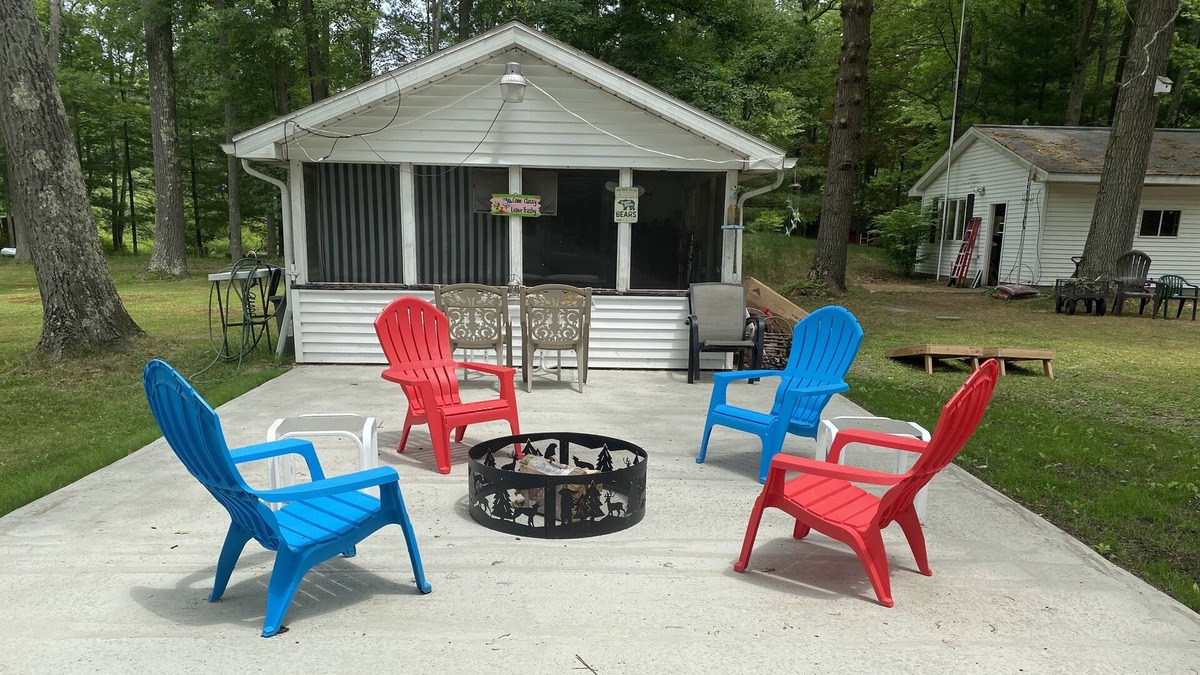 Bitely Cottage | Cottage on the creek. Inflatable Hot Tub, kayak, enjoy a fire or play games!