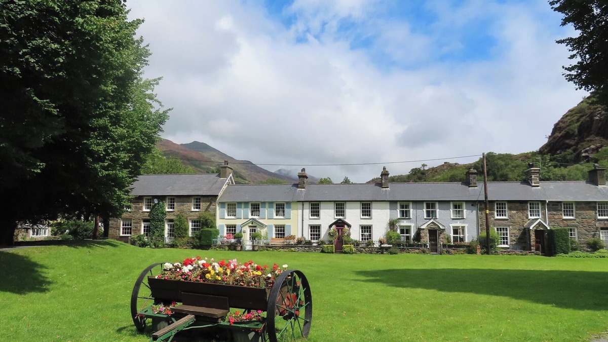 Beddgelert Cottage | COTTAGE ON THE GREEN, pet friendly, with open fire in Beddgelert