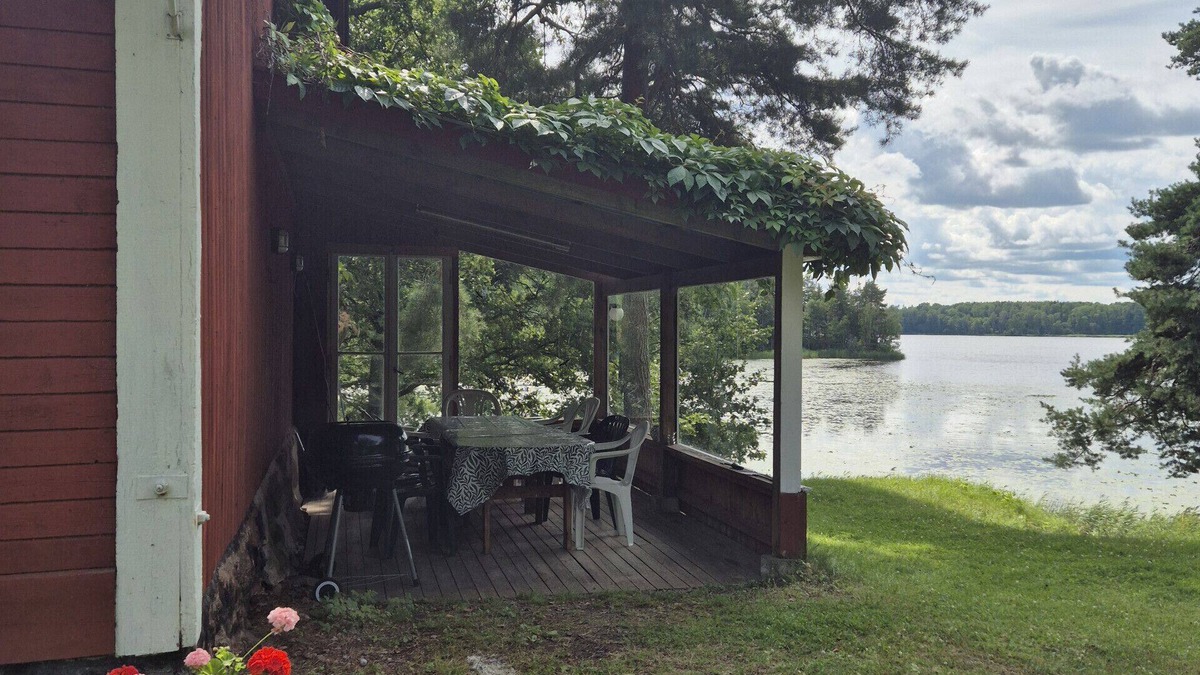 Rimbo House | Cottage on the lake with grazing horses as neighbors
