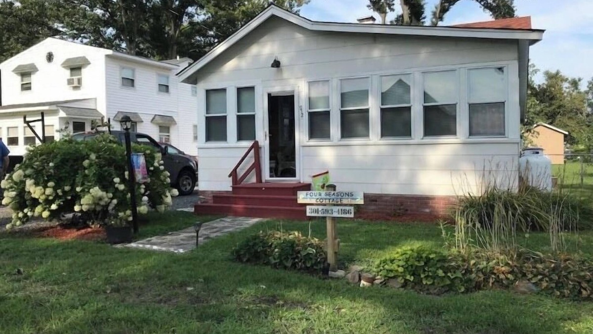 Colonial Beach House | Cottage on The Point! Bring your bikes & golf cart, and your pets!