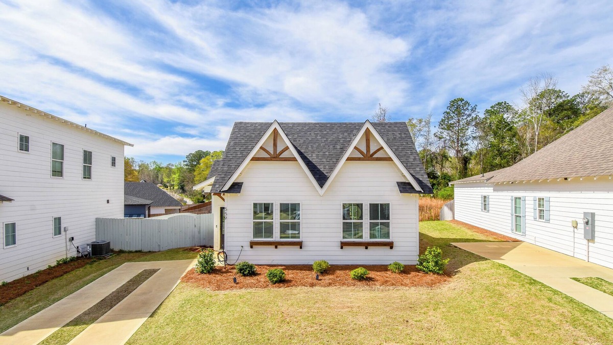 Auburn House | Cottage on the Plains - In Auburn Off of Shug Jordan, sleeps 8!