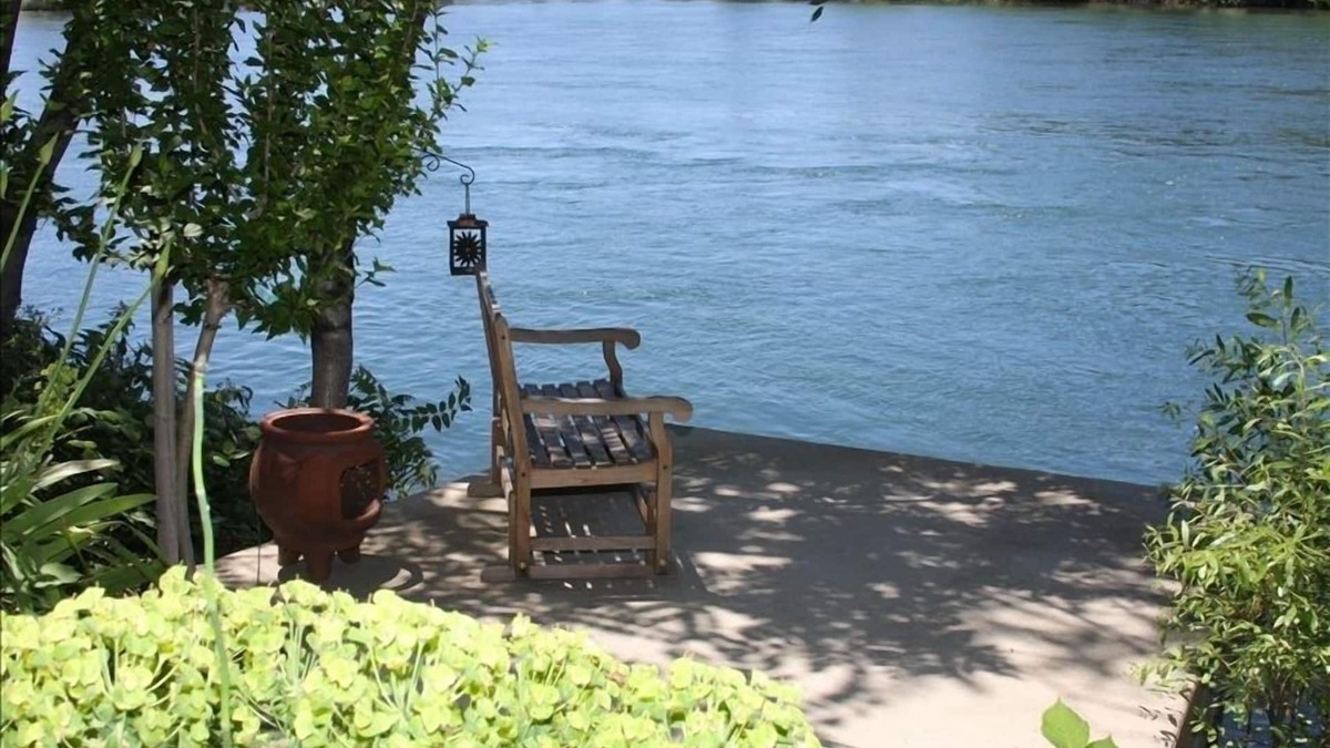 South Bechelli Cottage | Cottage on the Sacramento River in the City of Redding
