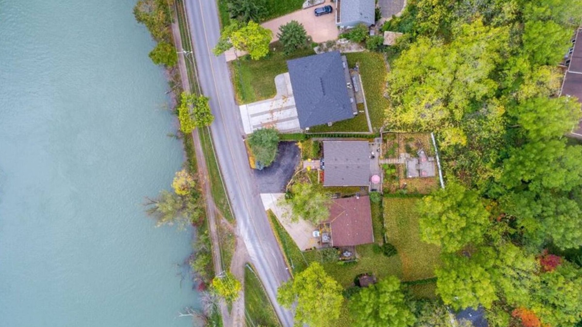 York - Haig Cottage | Cottage on the Water | Hot Tub | 15 min to Beach, Wineries, Niagara Falls |