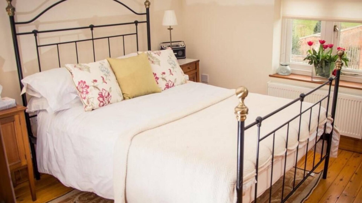 Holton Le Clay Cottage | Cottage Owl Barn at Owl Barn at the Gardens