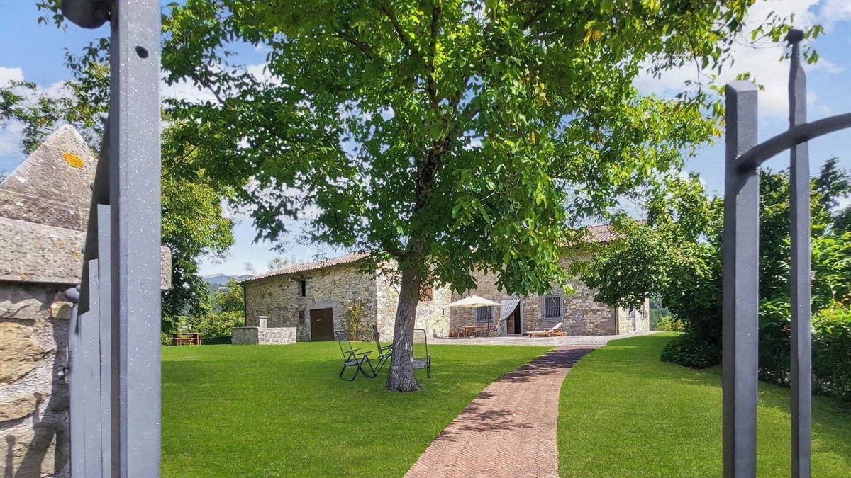 Piazza al Serchio Villa | Cottage, private pool, beautiful mountain views, WIFI, walk to restaurant