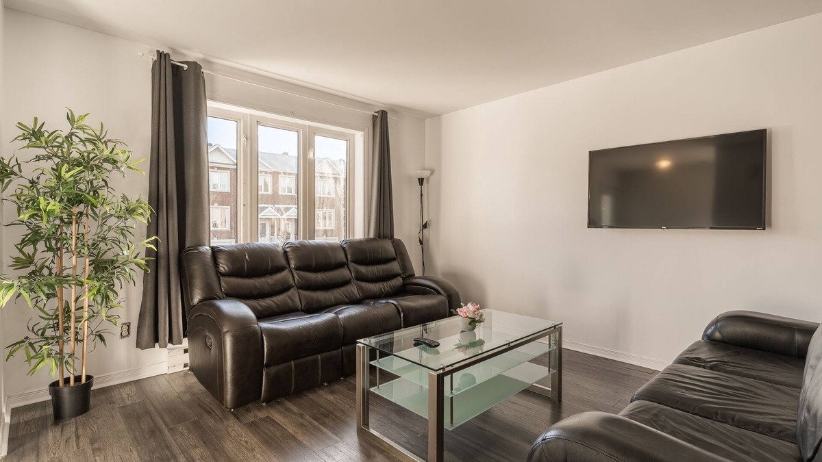 Brossard House | Cottage private spa & pool table