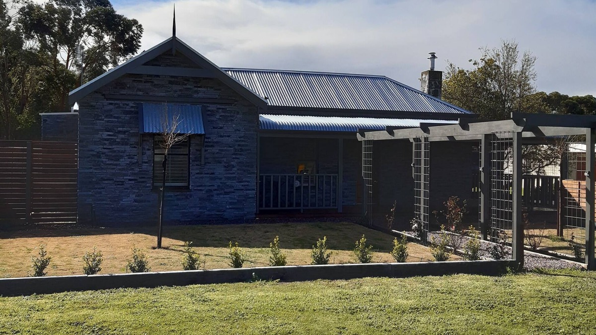 Yahl Cottage | Cottage - renovated with lounge, bedroom, bathroom and kitchenette