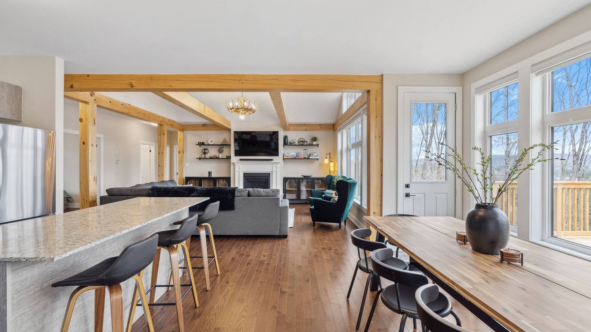 Dwight House | Cottage Retreat near Algonquin Park, Skiing, Hiking and Golfing with Game Room.