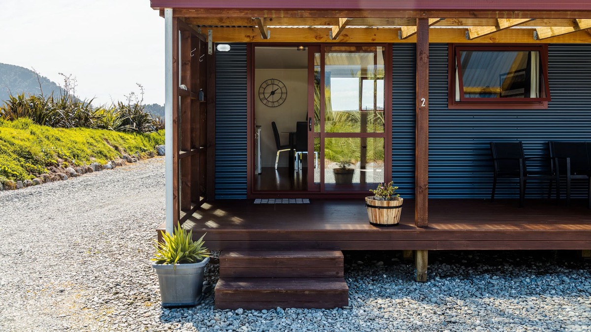 Franz Josef Glacier Cottage | Cottage Rua offers spectacular mountain views right from the patio