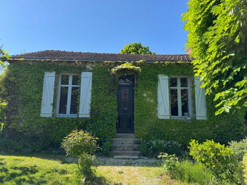 Saint-Laurent-sur-Sevre House | Cottage-Saint Laurent sur Sèvre