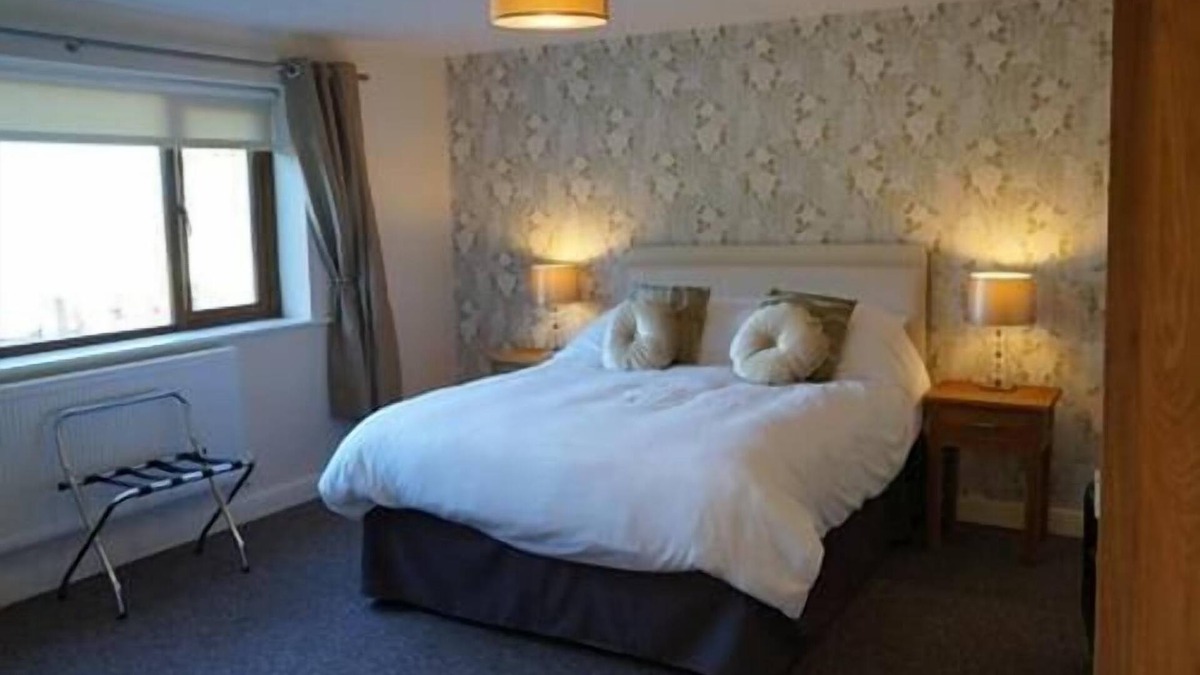 Newburgh Cottage | Cottage Shared Bathroom at Forest View Holiday Park