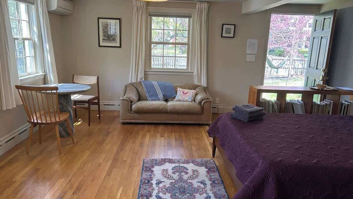 Concord Apartment | Cottage Suite "A" - Walk to Shops, Train, History
