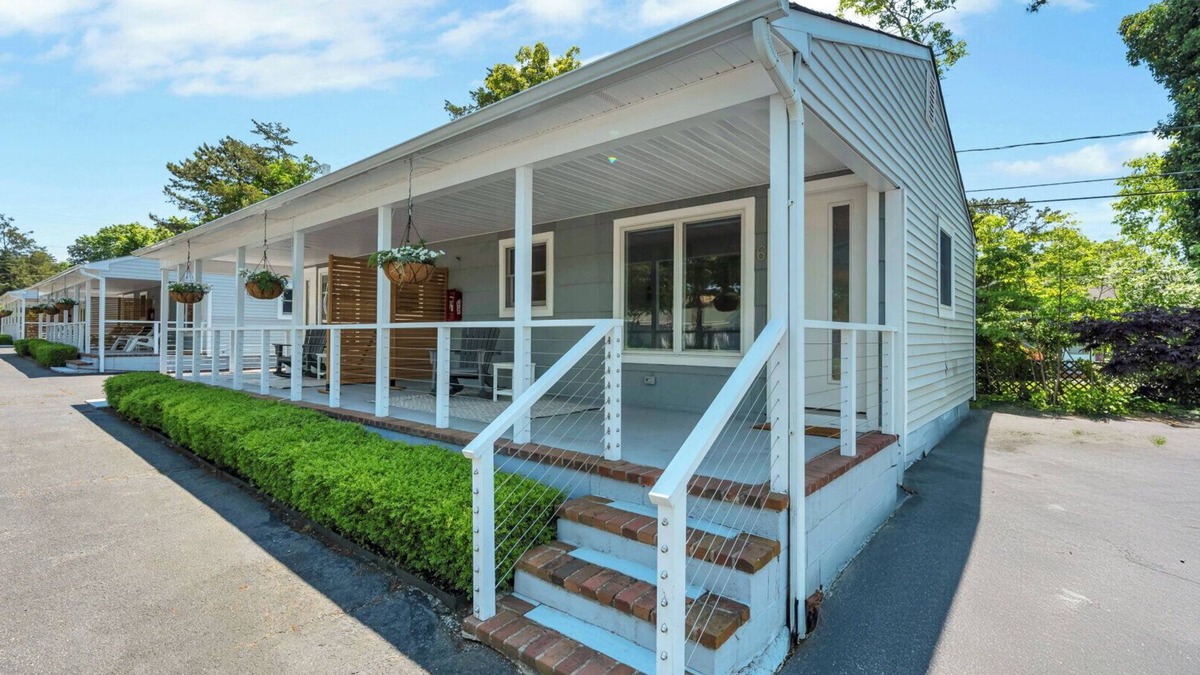 Hampton Bays House | Cottage Suite in Boutique Hotel, Heart of Hampton Bays, Waterfront.