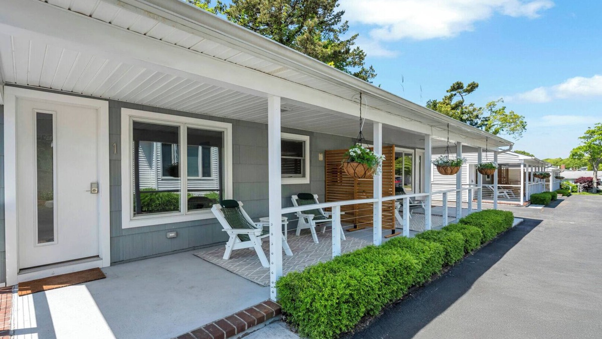 Hampton Bays House | Cottage Suite in Boutique Hotel, Heart of Hampton Bays, Waterfront.