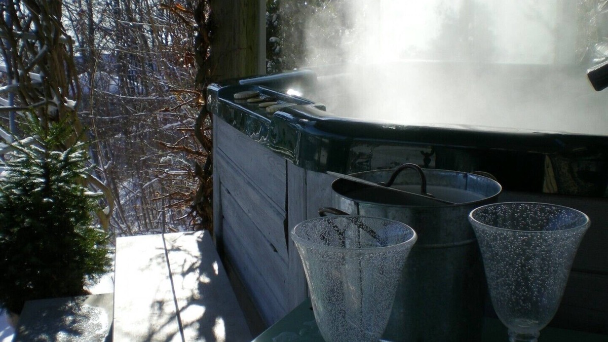 Port Stanley House | Cottage suite over Lake Erie w hot tub & beach access 20% discount Nov 16-20