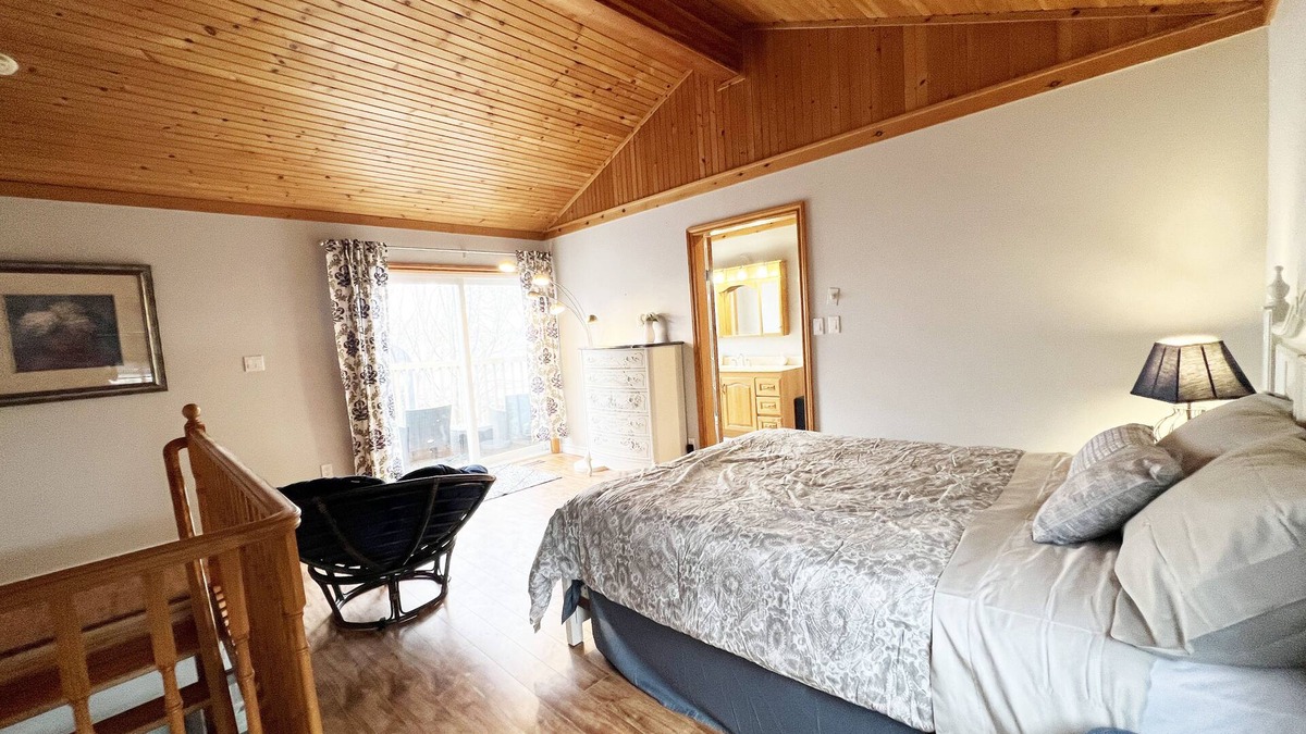 Barrie Cottage | Cottage W LAKE VIEWS, beside waterfront trail and steps from beach