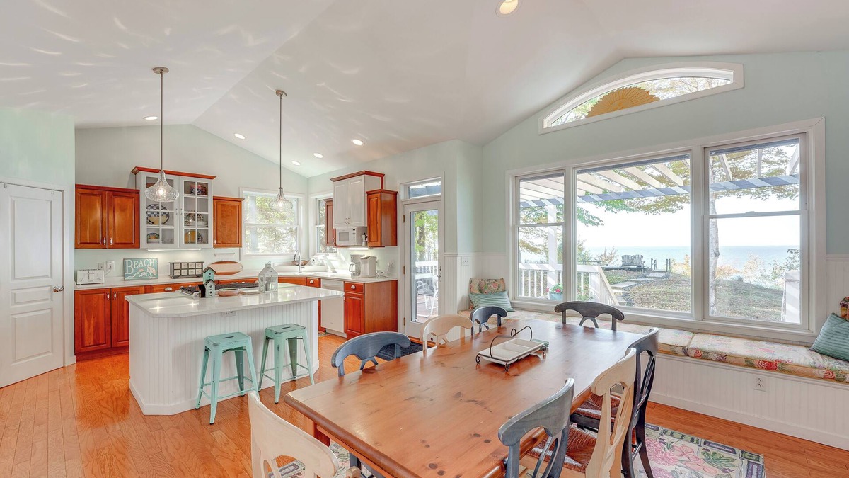 Manistee Cottage | Cottage w/Private Beach + Fire Pit in Manistee!