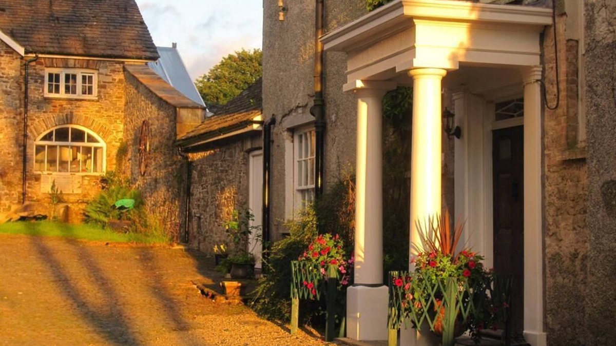 Llandybie Cottage | Cottage with Courtyard view Bailiffs Room at Glynhir Mansion