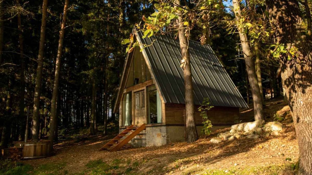 Kouty Cottage | Cottage with fireplace and heated outside barrel