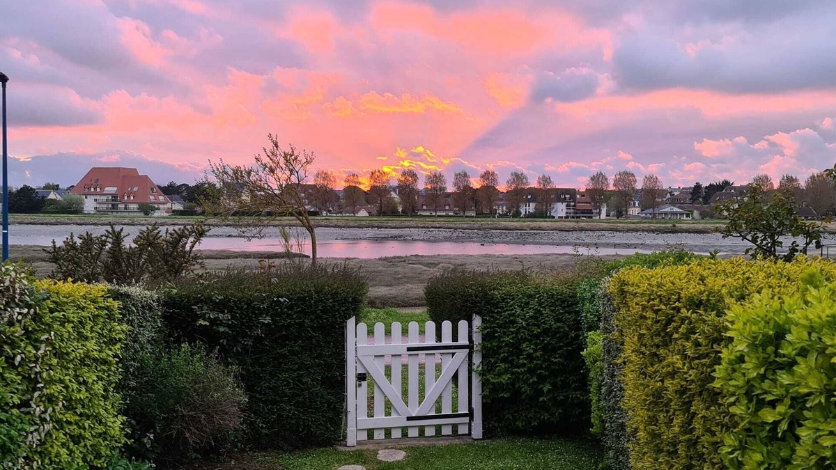 Dives-sur-Mer House | Cottage with garden on the banks of the River Dives with residents-only swimming pool
