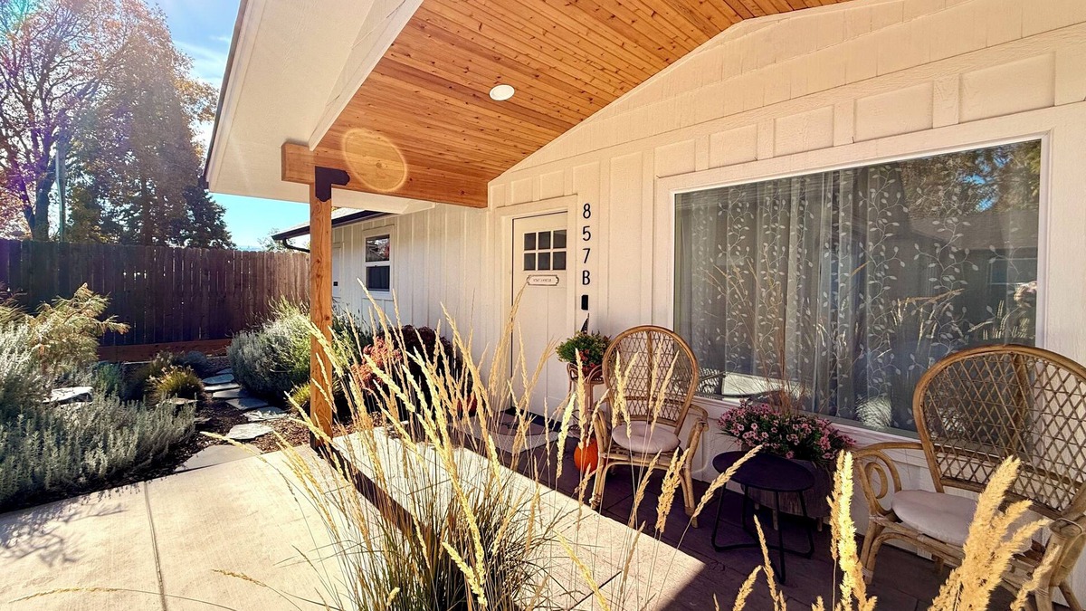 Grants Pass House | Cottage with gated driveway near downtown & river