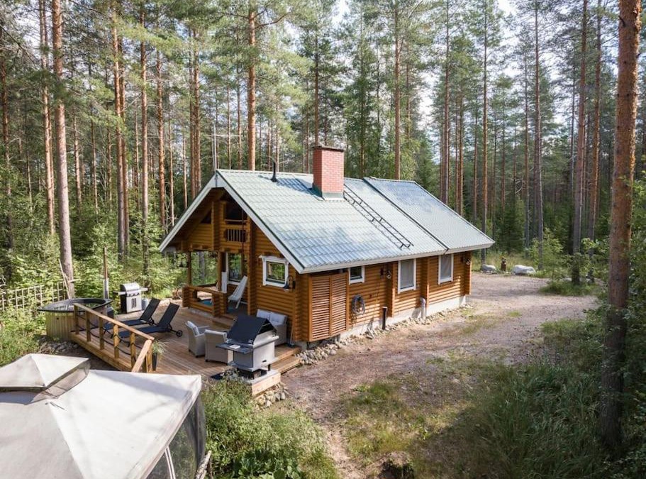 Uurainen House | Cottage with Hot tub and Sauna
