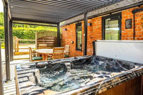 Northway House | Cottage with Hot Tub - near Cheltenham and Tewkesbury