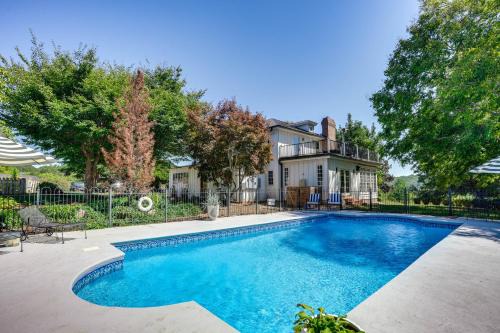 Wingina House | Cottage with James River Access in Wingina!