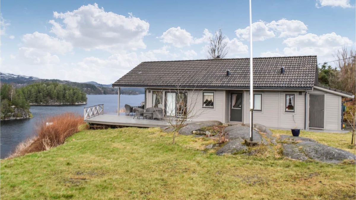Tysvaer House | Cottage with large terrace and beautiful view over the Grindafjord.