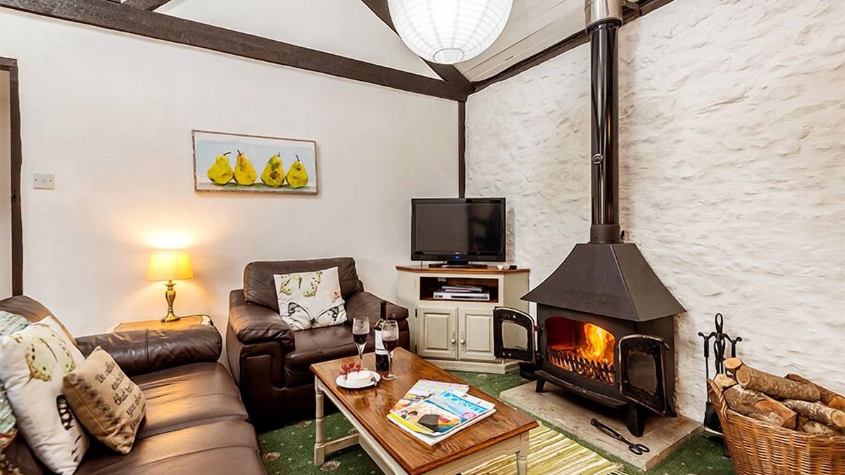 Whitchurch Canonicorum Cottage | Cottage with Private Courtyard - "Cider Barn"