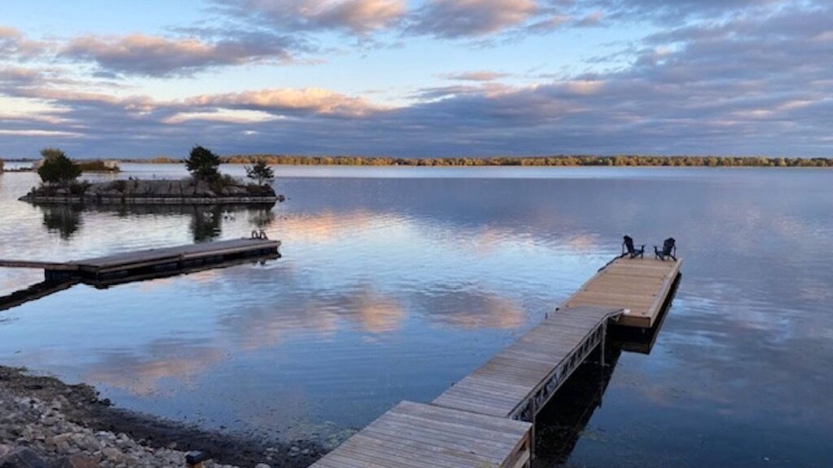 Mallorytown Cottage | Cottage With Private Dock in The 1000 Islands. Pet Friendly.
