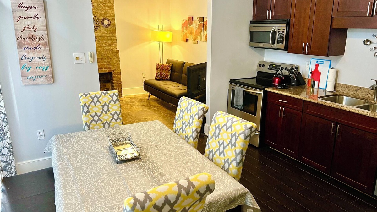 Faubourg Lafayette Cottage | COTTAGE WITH PRIVATE GARDEN PATIO! SLEEPS 6!
