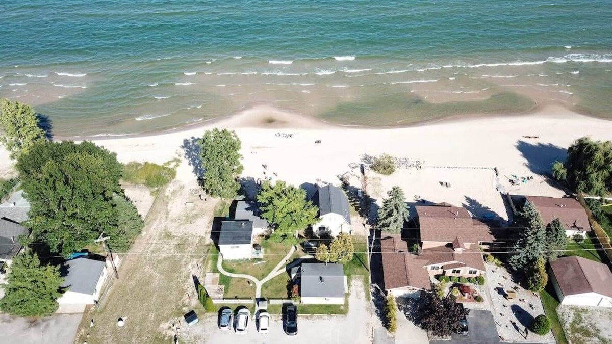 Oscoda House | Cottage with private beachfront on Lake huron