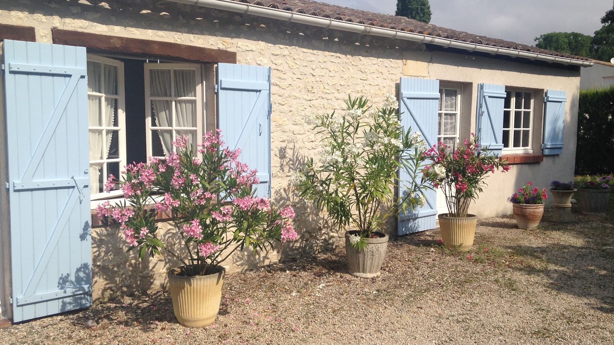 Barzan Cottage | Cottage With Private Pool in Rural Vineyard Setting Close to Atlantic Beaches