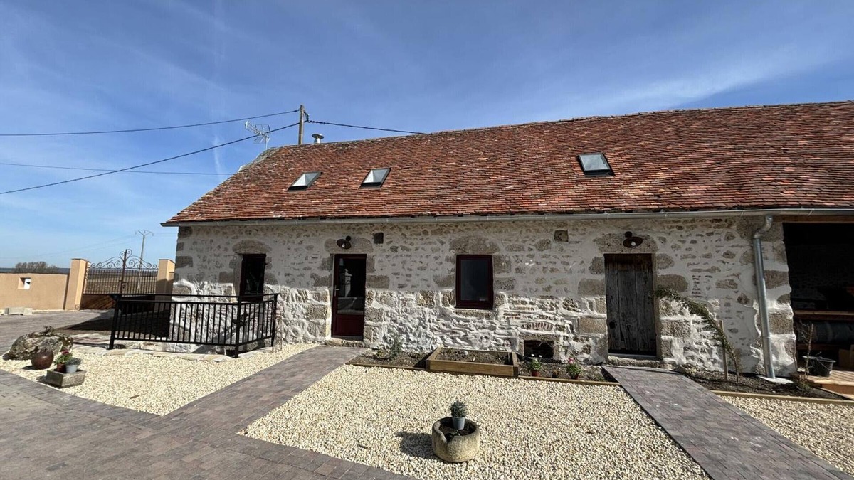 Montaigu-le-Blin Cottage | Cottage with Spa, Fireplace, Nature and Comfort in Montaigu-le-Blin