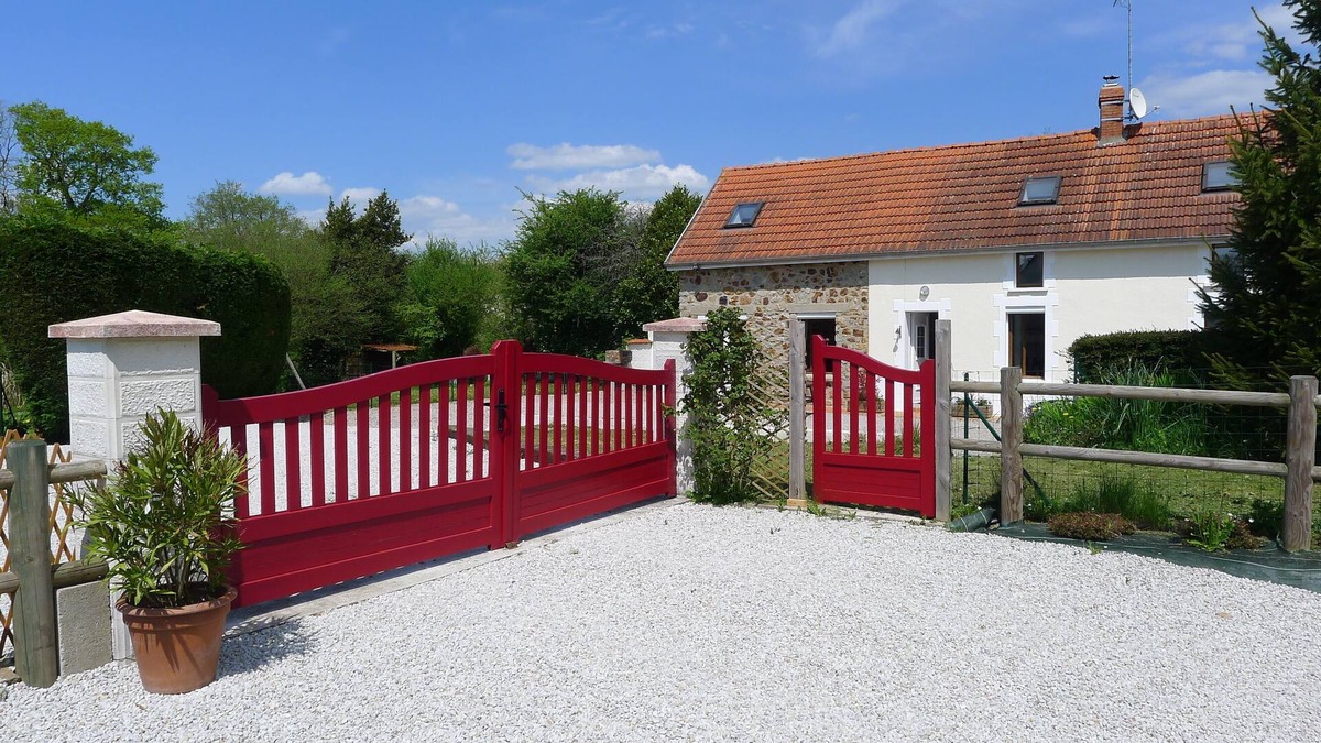 Vesly Cottage | Cottage with shared pool, fast internet,lawn tennis near the beach. Dogs welcome