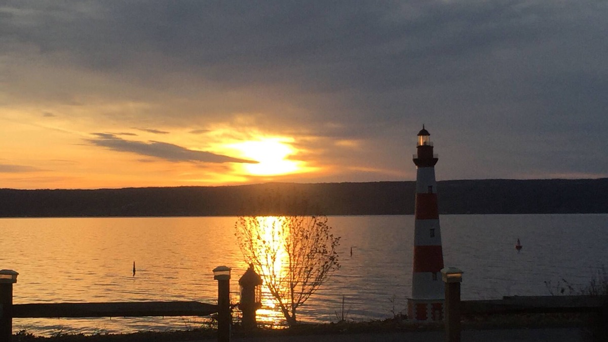 Himrod Cottage | Cottage with Sunrise View of Seneca Lake