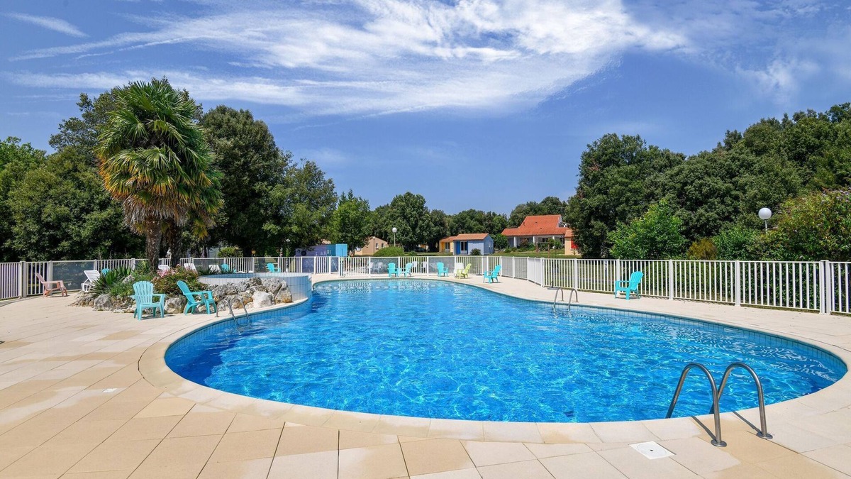 Saint-Savinien House | Cottage with swimming pool and activities