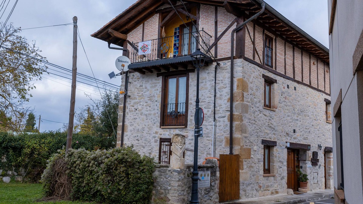 Agurain House | Cottage 'Zadorra Etxea Casa' with Mountain View, Private Terrace and Wi-Fi