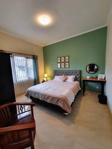 Lembang Villa | Cottonwood Villa Grandma's 3BR 10pax Wi-Fi BBQ