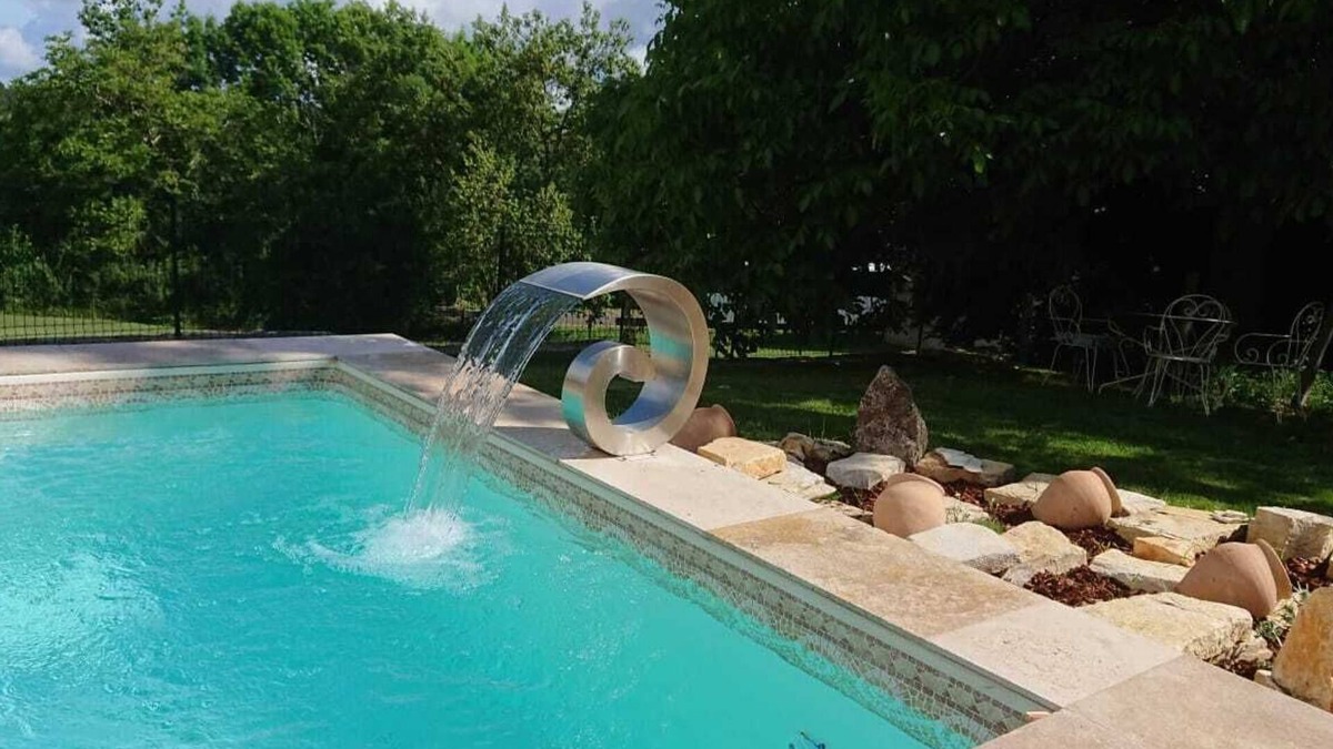 Thedirac Cottage | Coucou Cottage lovely stylish house with private garden and a pool
